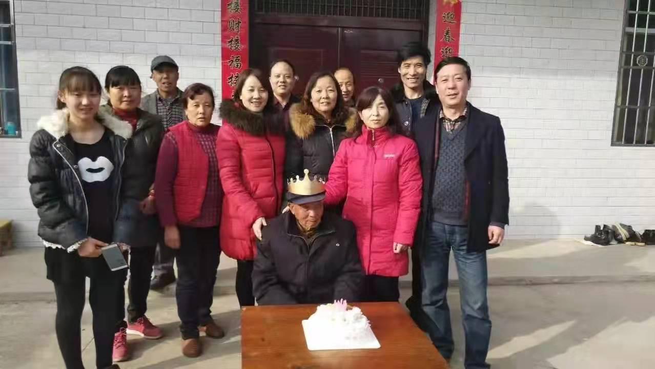 光影重疊，讓“團圓年”留在瞬間