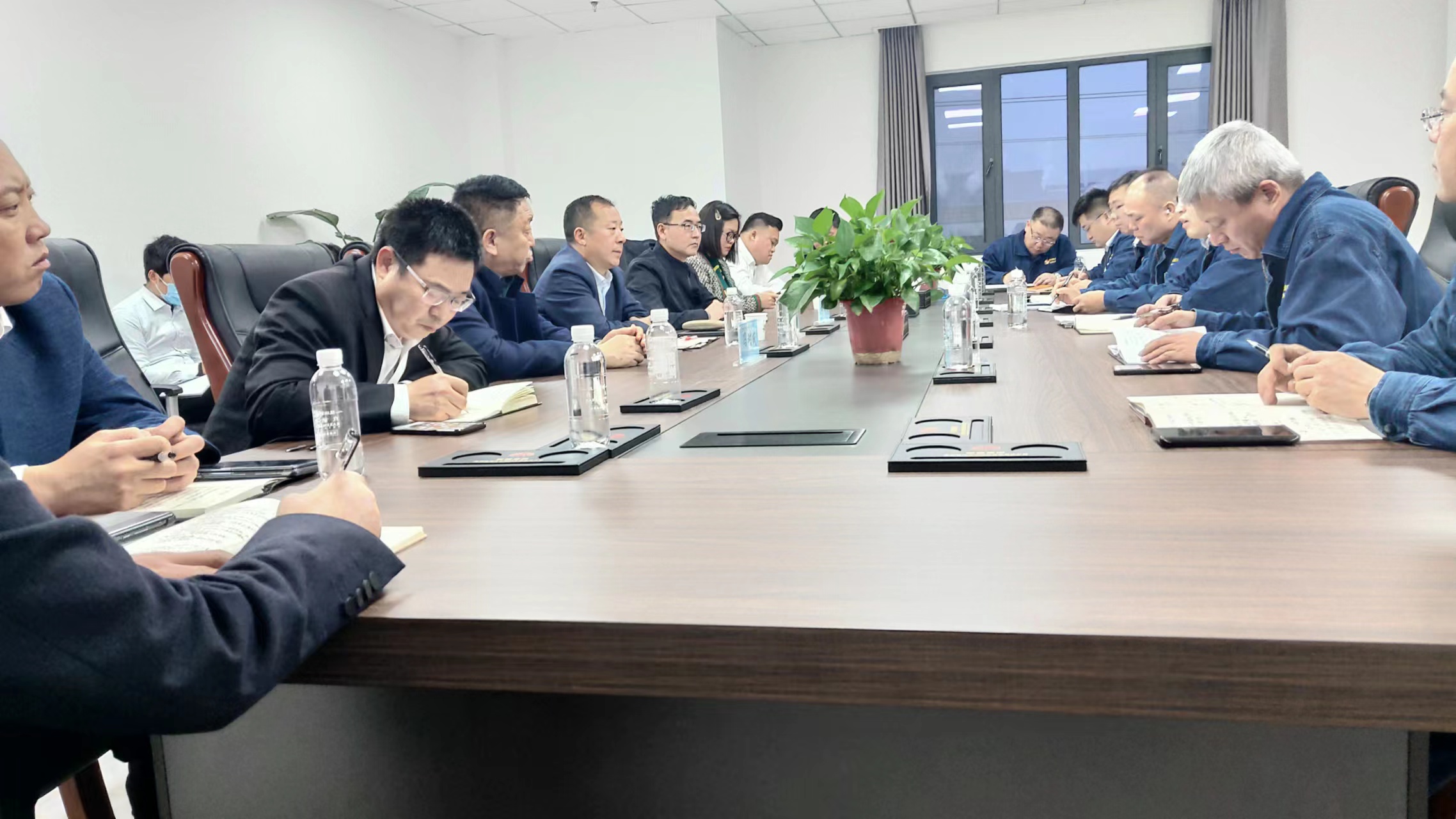 甘肅浩海煤化董事長(zhǎng)馮對(duì)成,韓城公司常務(wù)副總經(jīng)理袁浩一行到公司座談 甘肅浩海煤化董事長(zhǎng)馮對(duì)成,韓城公司常務(wù)副總經(jīng)理袁浩一行到公司座談