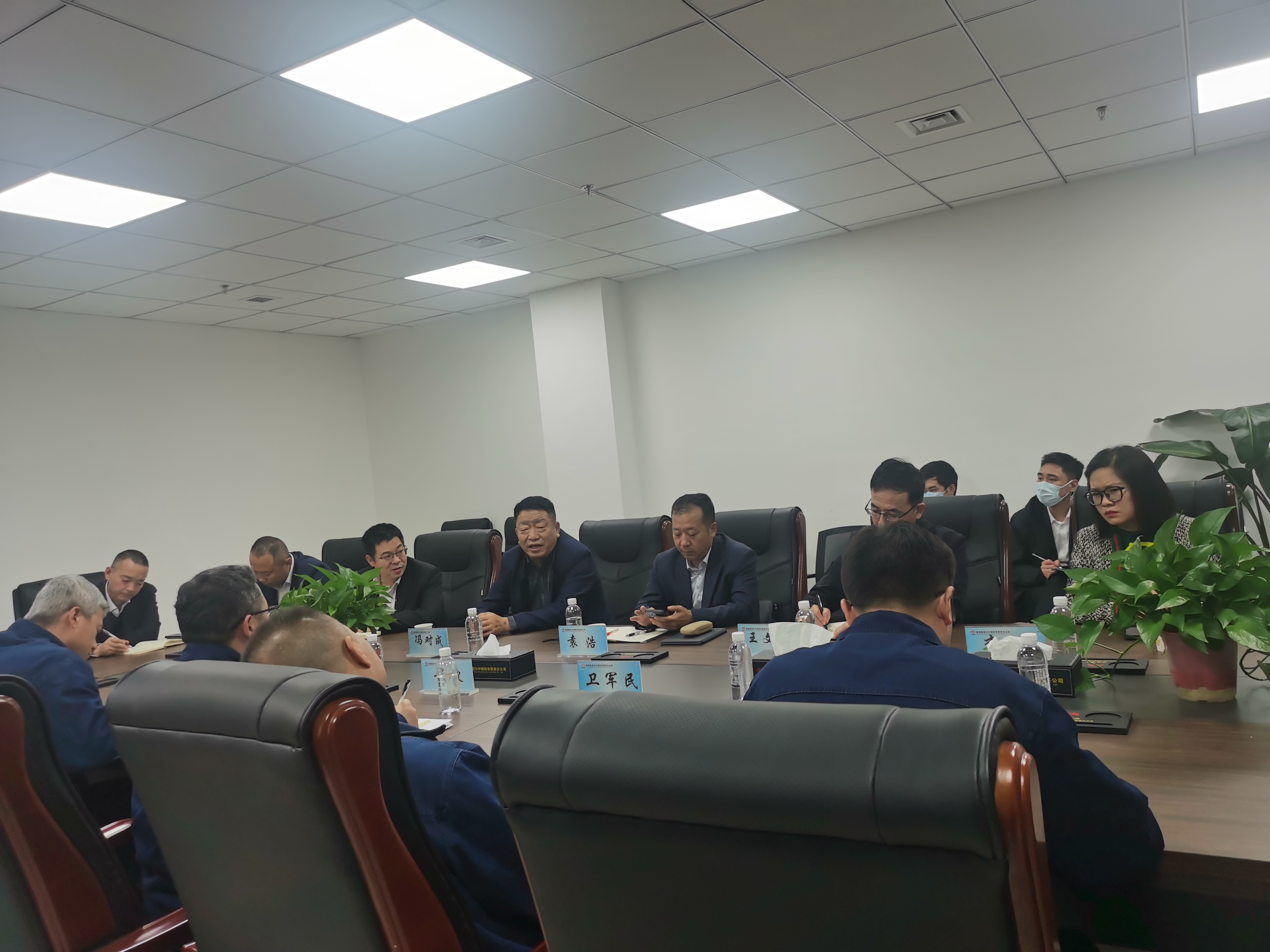 甘肅浩海煤化董事長(zhǎng)馮對(duì)成,韓城公司常務(wù)副總經(jīng)理袁浩一行到公司座談 甘肅浩海煤化董事長(zhǎng)馮對(duì)成,韓城公司常務(wù)副總經(jīng)理袁浩一行到公司座談