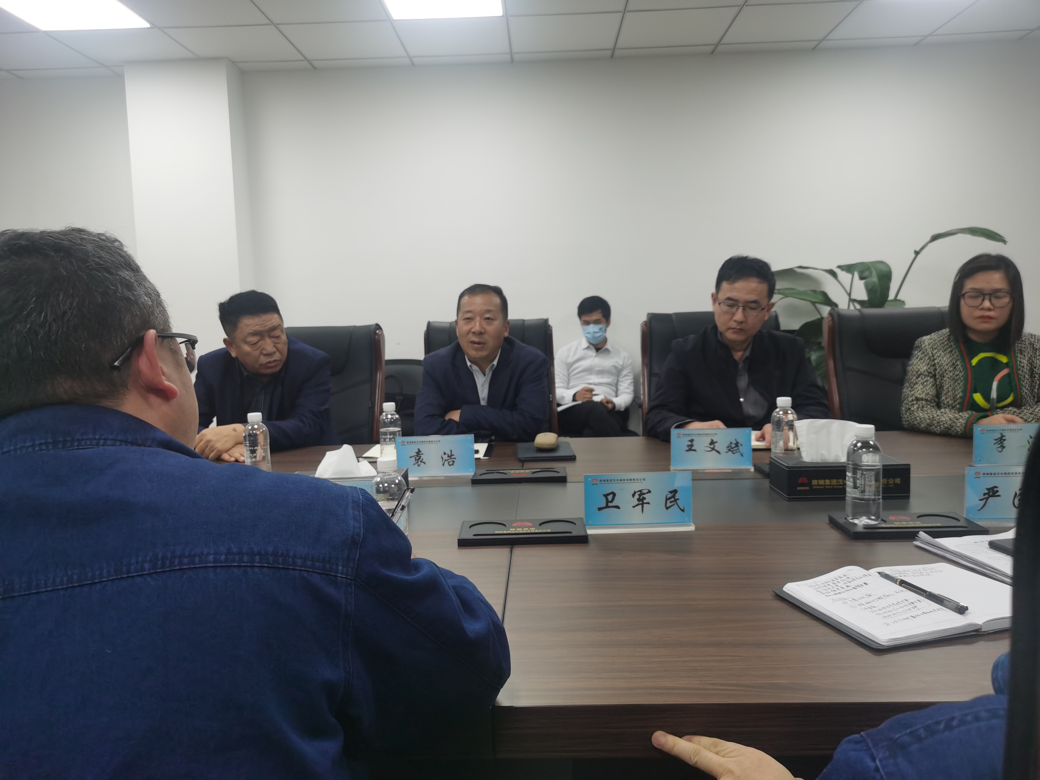 甘肅浩海煤化董事長(zhǎng)馮對(duì)成,韓城公司常務(wù)副總經(jīng)理袁浩一行到公司座談 甘肅浩海煤化董事長(zhǎng)馮對(duì)成,韓城公司常務(wù)副總經(jīng)理袁浩一行到公司座談