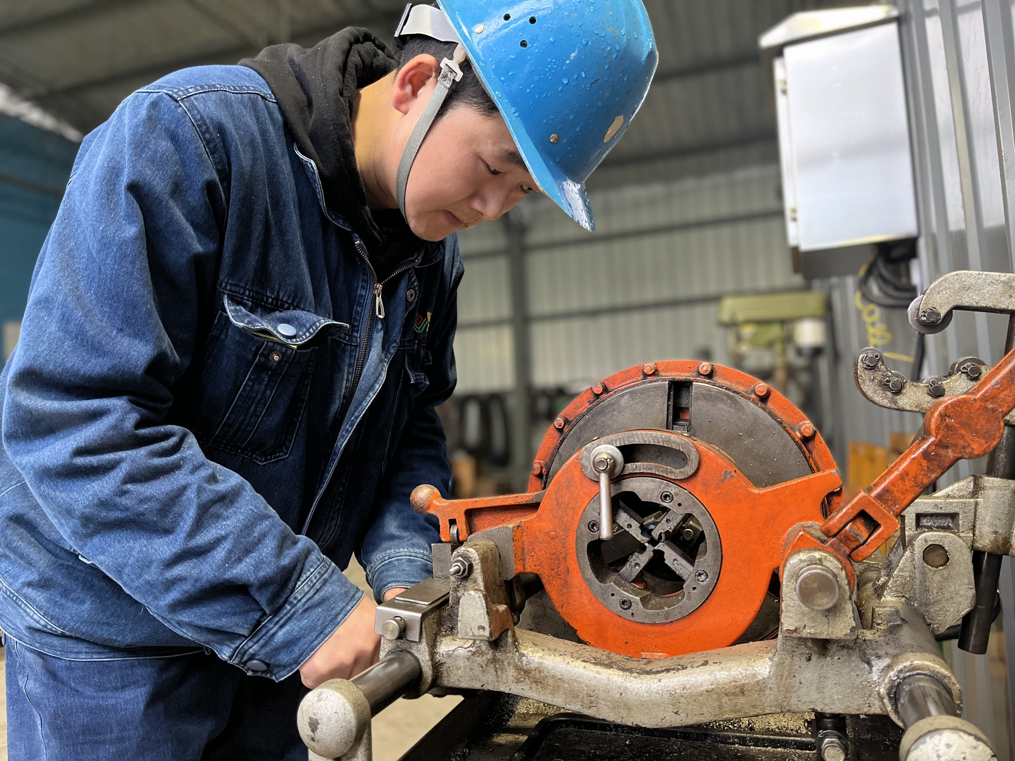 他們?cè)诮当驹鲂У馁惖郎吓Ρ寂埽? title=