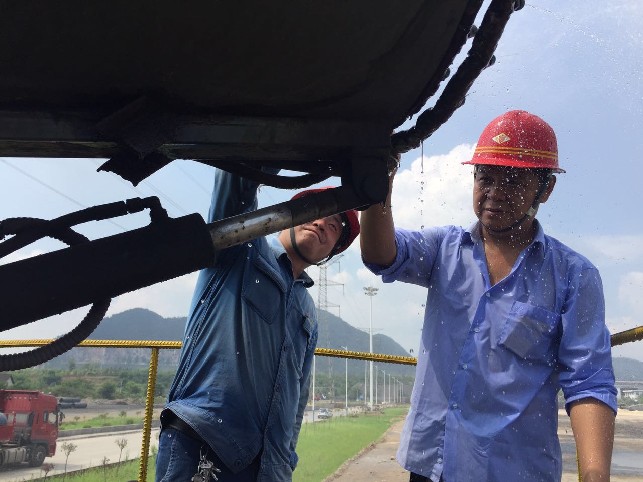 黨員做先鋒,全力擰緊 “安全閥” 黨員做先鋒,全力擰緊 “安全閥”