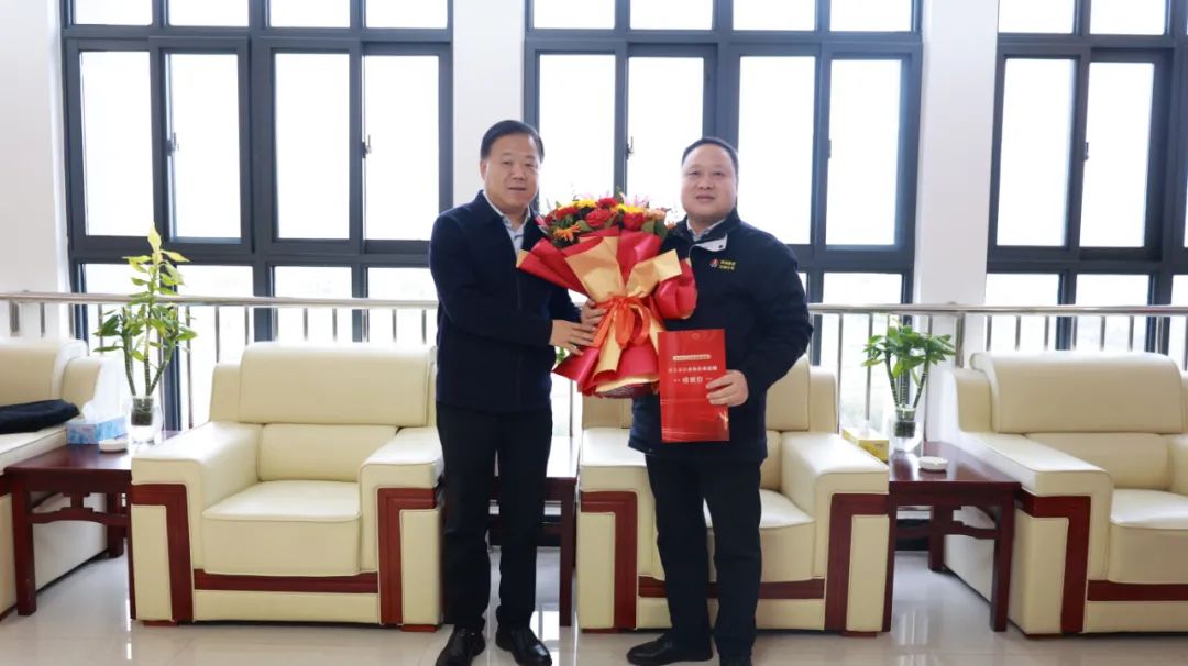 漢中市工信局黨組書記、局長李建強(qiáng)到公司開展走訪慰問活動(dòng) 漢中市工信局黨組書記、局長李建強(qiáng)到公司開展走訪慰問活動(dòng)