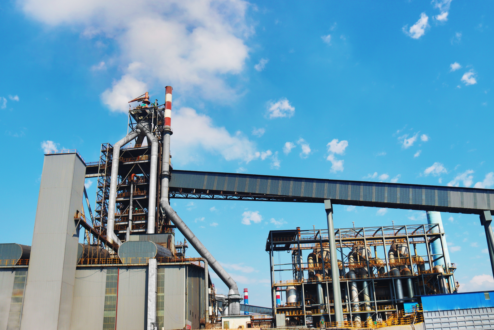 攻堅超低排放 書寫十里鋼城生態答卷 攻堅超低排放 書寫十里鋼城生態答卷